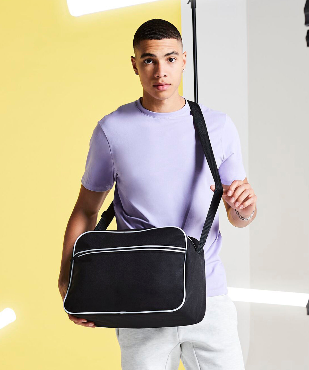 Retro shoulder bag – lifestyle