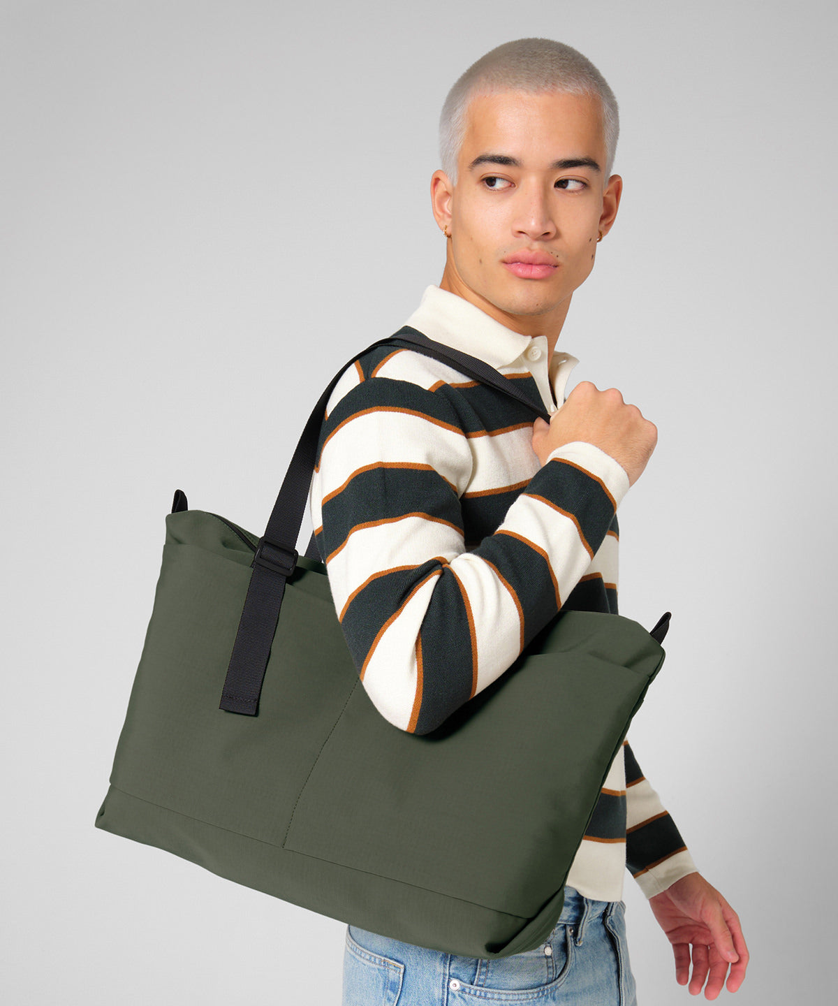 Minimal lifestyle tote – lifestyle
