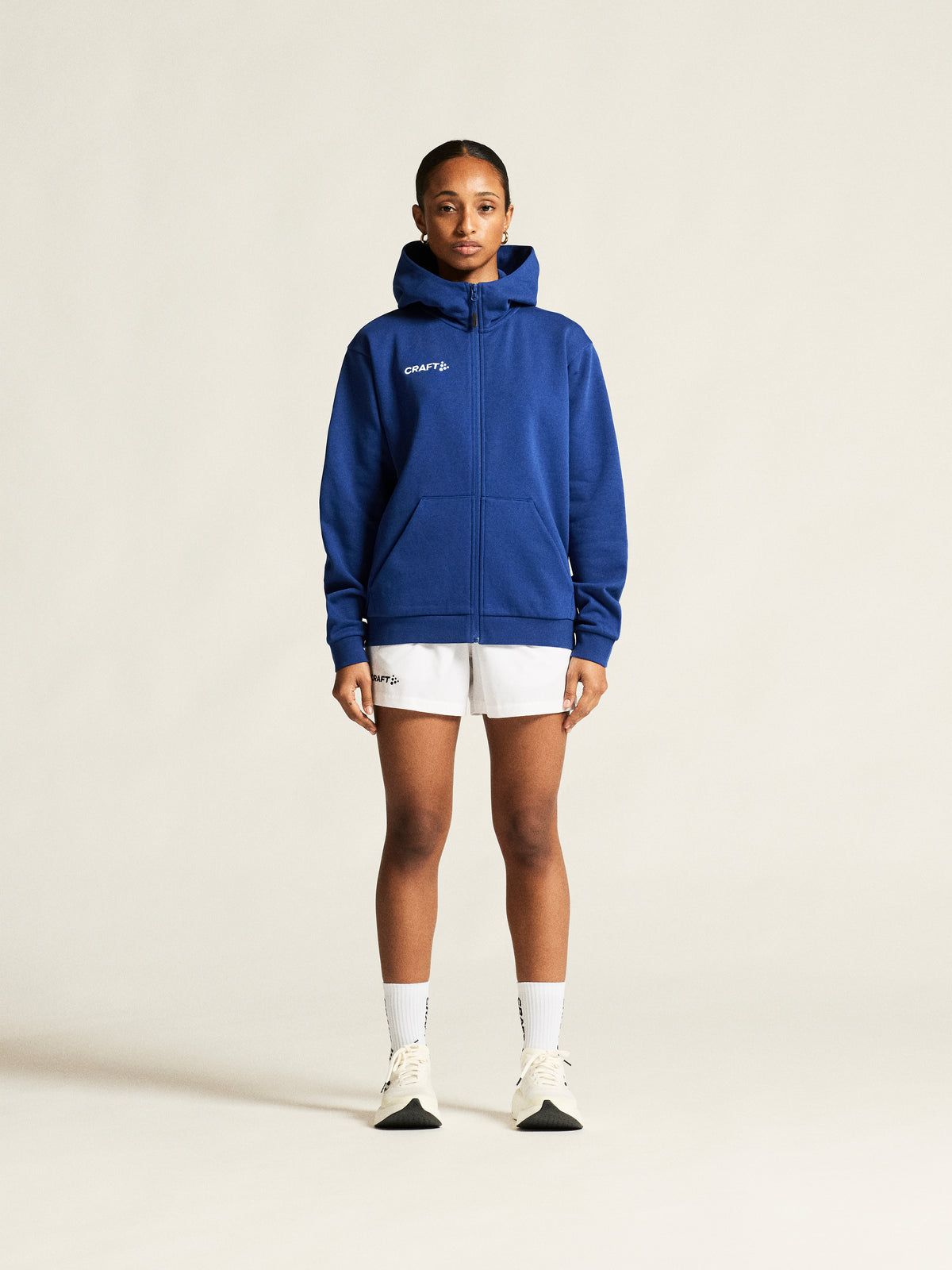 COMMUNITY 2.0 LOGO FZ HOODIE W – modellbild
