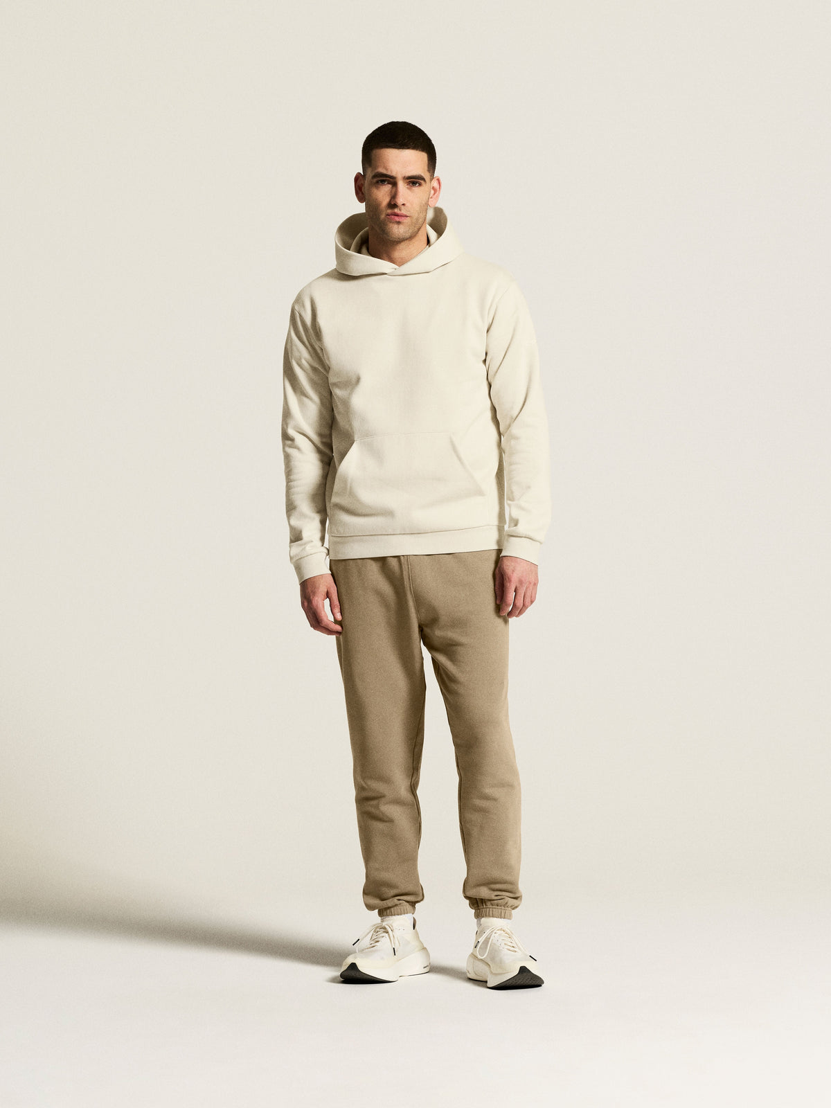 COMMUNITY 2.0 HOODIE M – modellbild