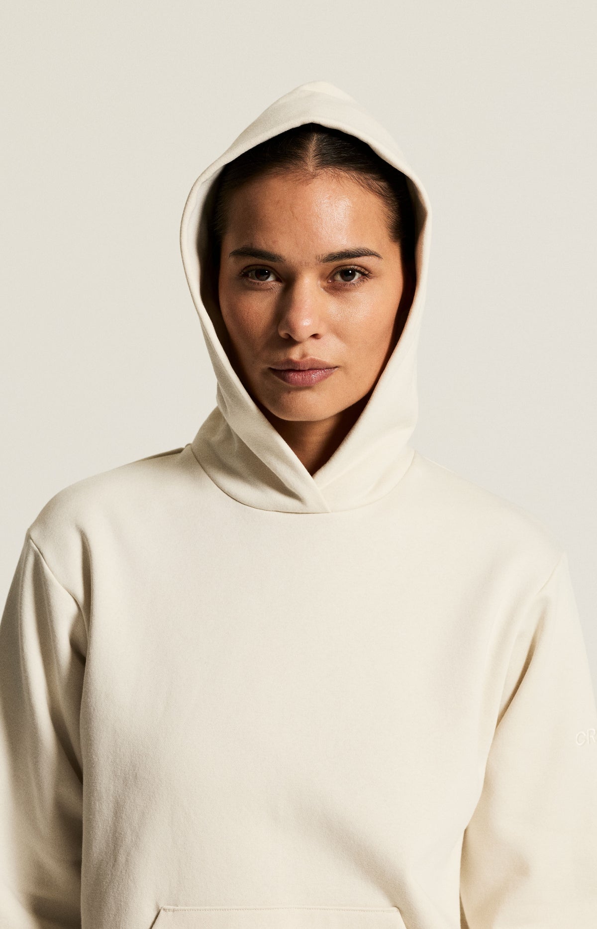 COMMUNITY 2.0 HOODIE W – modellbild