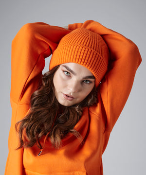 Engineered knit ribbed beanie – lifestyle