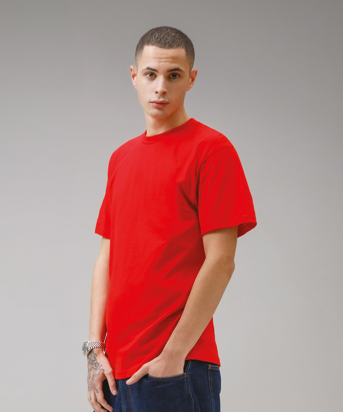 Softstyle™ midweight adult t-shirt – lifestyle