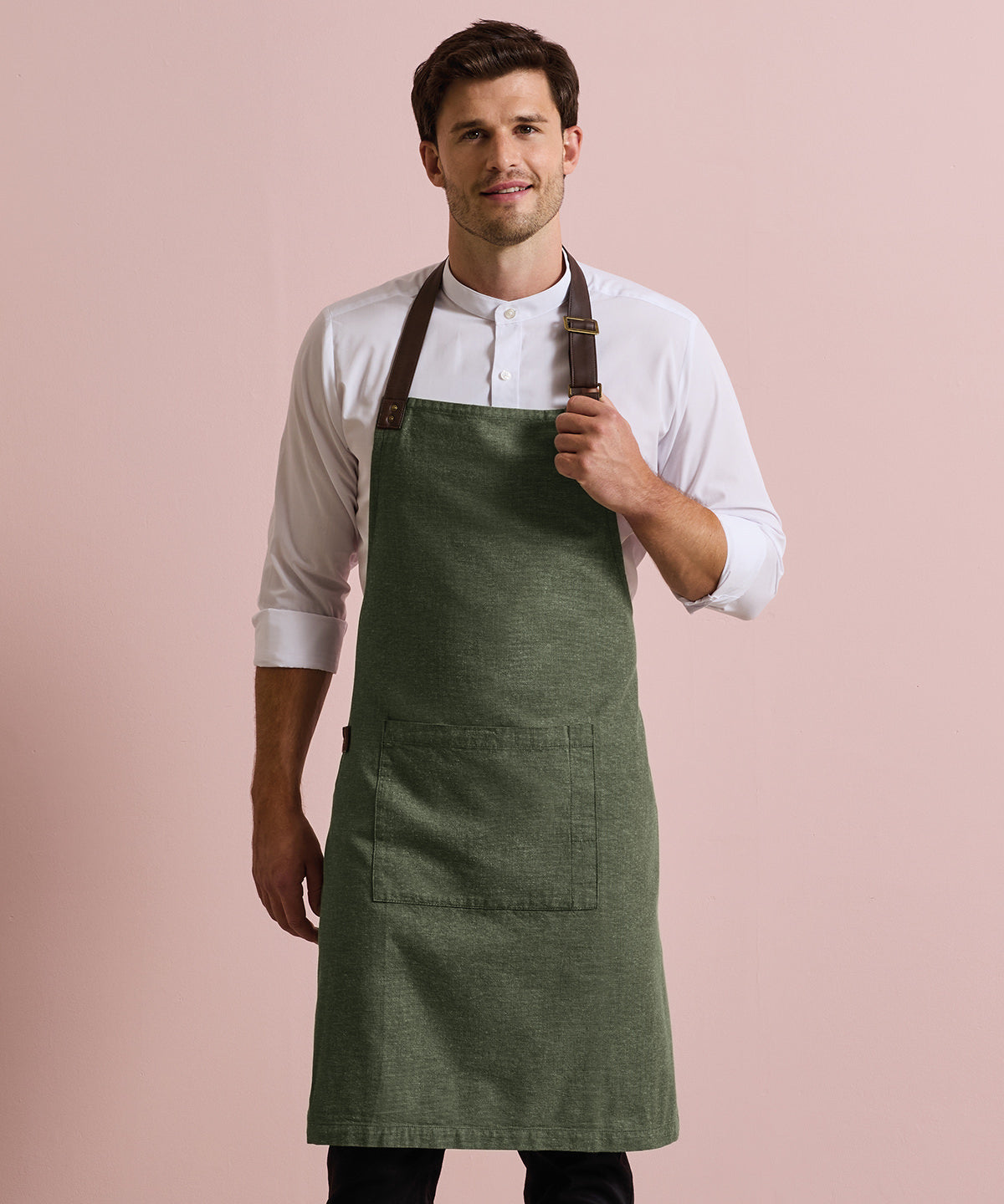 Annex Oxford bib apron – lifestyle