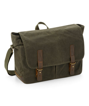 Heritage waxed canvas messenger – lifestyle