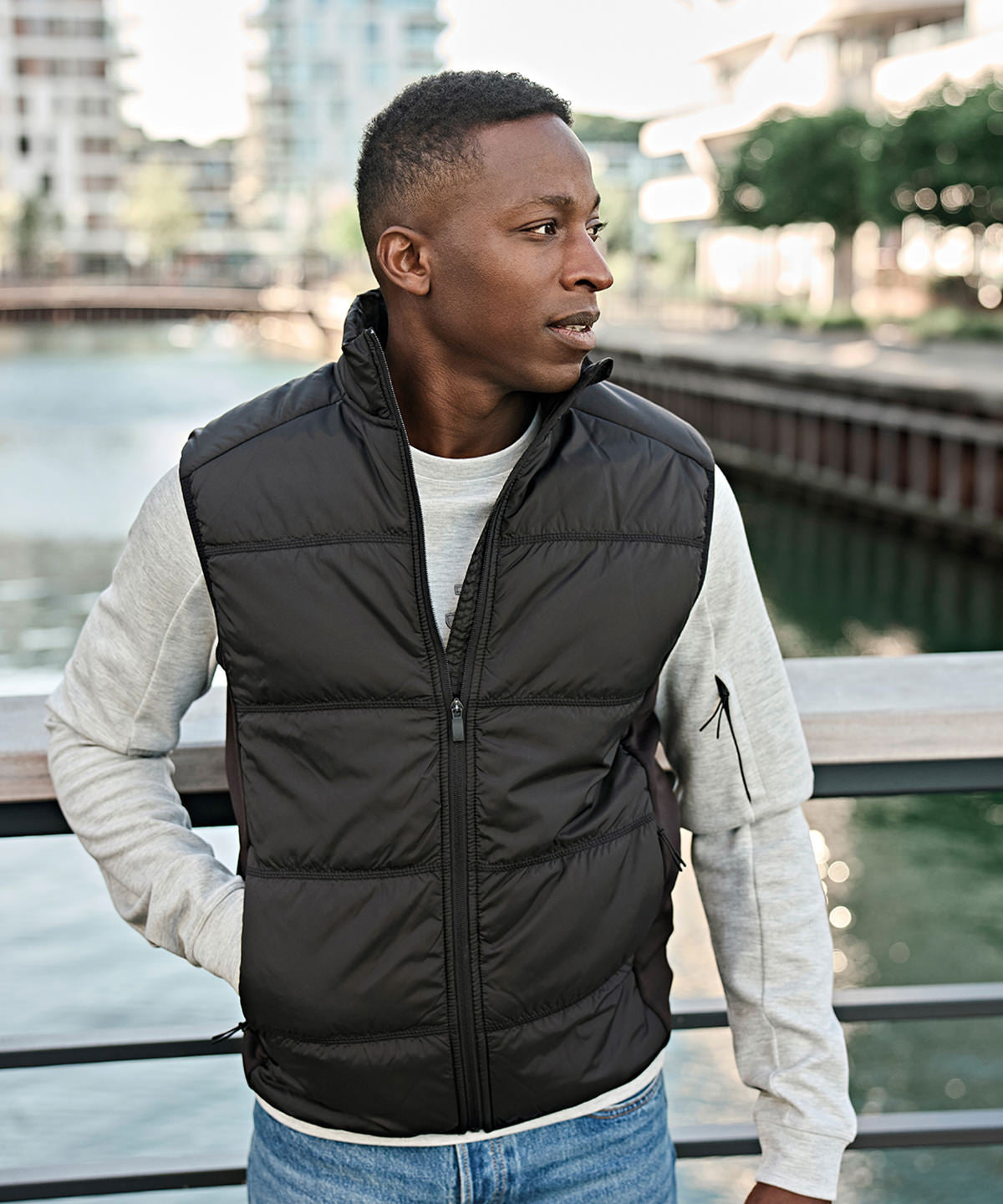 Hybrid-stretch bodywarmer – lifestyle