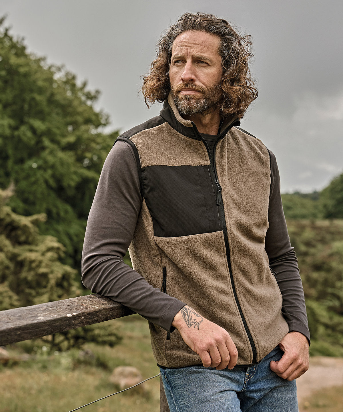 Mountain fleece bodywarmer – lifestyle