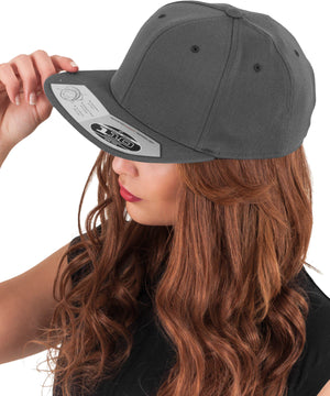 110 fitted snapback (110) – lifestyle