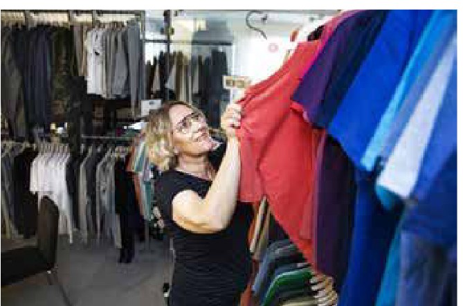 Ingela Axelsson Svensson visar upp plagg i företagets showroom